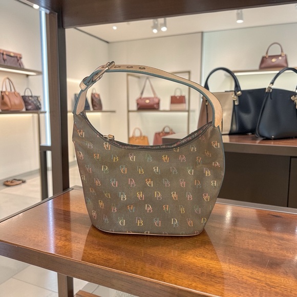 Dooney and Bourke black monogram shoulder bag with matching wallet - Picture 2 of 11